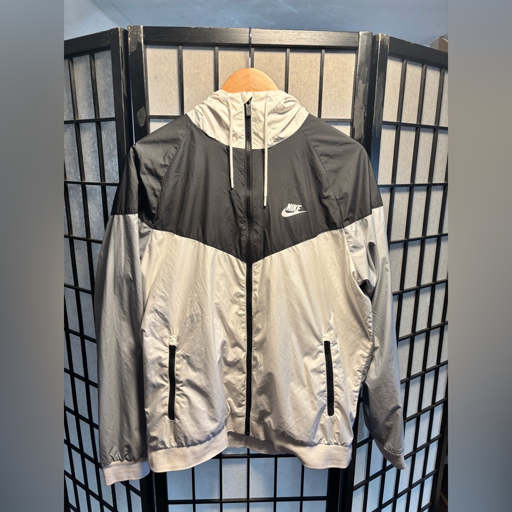 Nike Men’s Windbreaker Jacket / Black , White & Light Gray / SZ LG / GOOD/GREAT